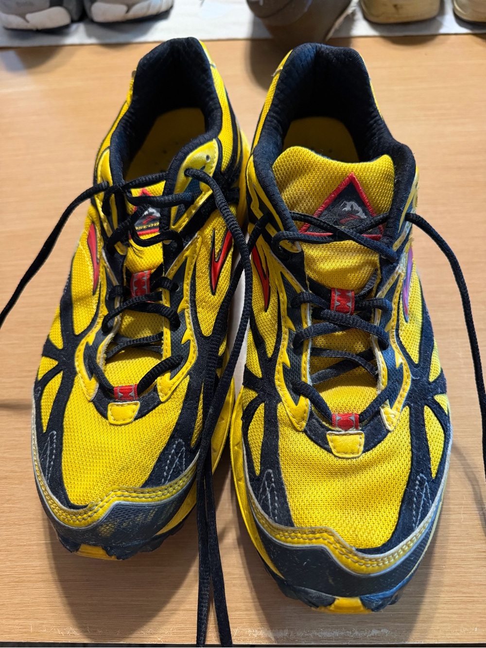 Brooks Men's Yellow and Black Athletic Running Shoes with Red Accents
